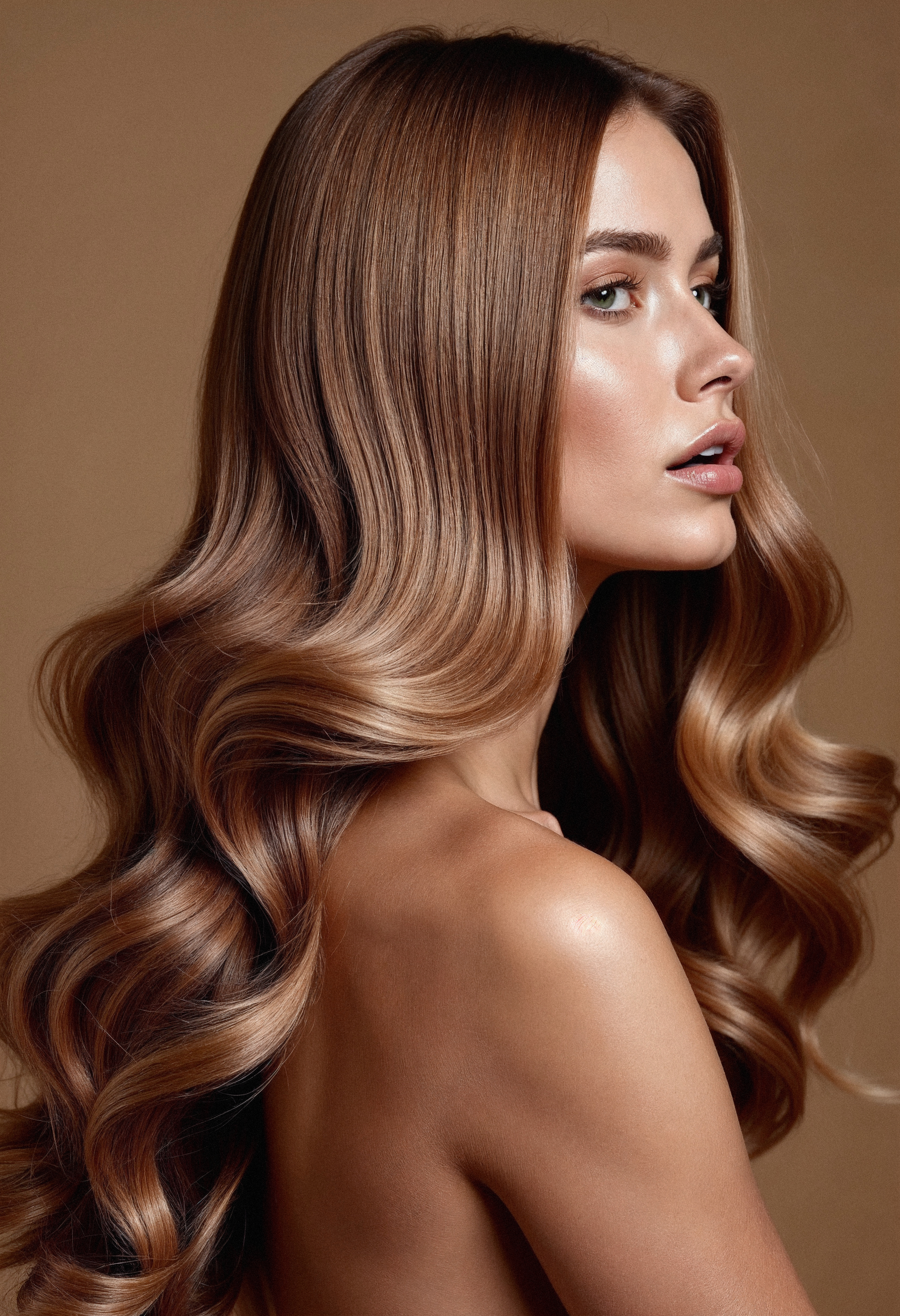 Modelo de costas com cabelo longo liso e brilhante